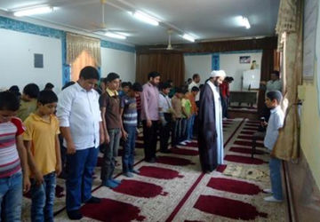 هرگاه کسی به نماز می ایستد شیطان حسودانه به او می‌نگرد