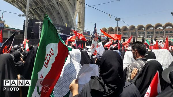 نمایشِ اقتدار در تشییعِ رهبر شهید