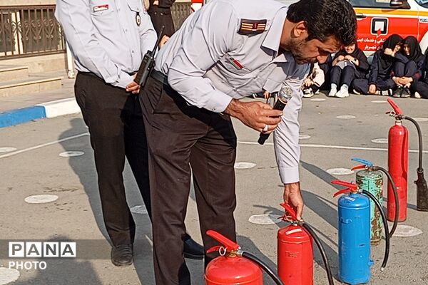 آموزش پدافند غیرعامل با حضور آتش‌نشانان در دبیرستان مهرآفرین