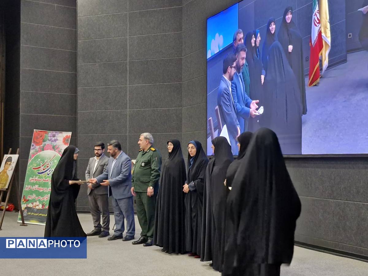 اجتماع بزرگ دانش‌آموزان بسیجی در هفته بسیج