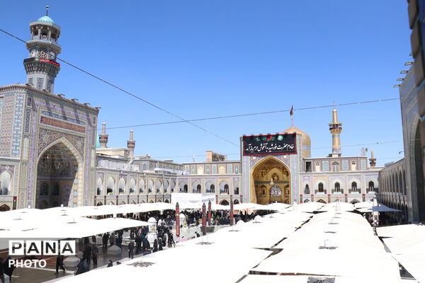 حرم مطهر امام رضا(ع)، میزبان زائران و عزاداران رهبر شهید