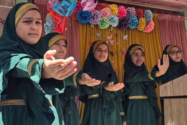 جشن عاطفه‌ها؛ لبریز از مهربانی در دبستان دخترانه قدر بهارستان ۲