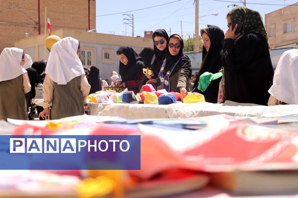برپایی بازارچه تمام تشکلاتی در دبستان شهید ناصری