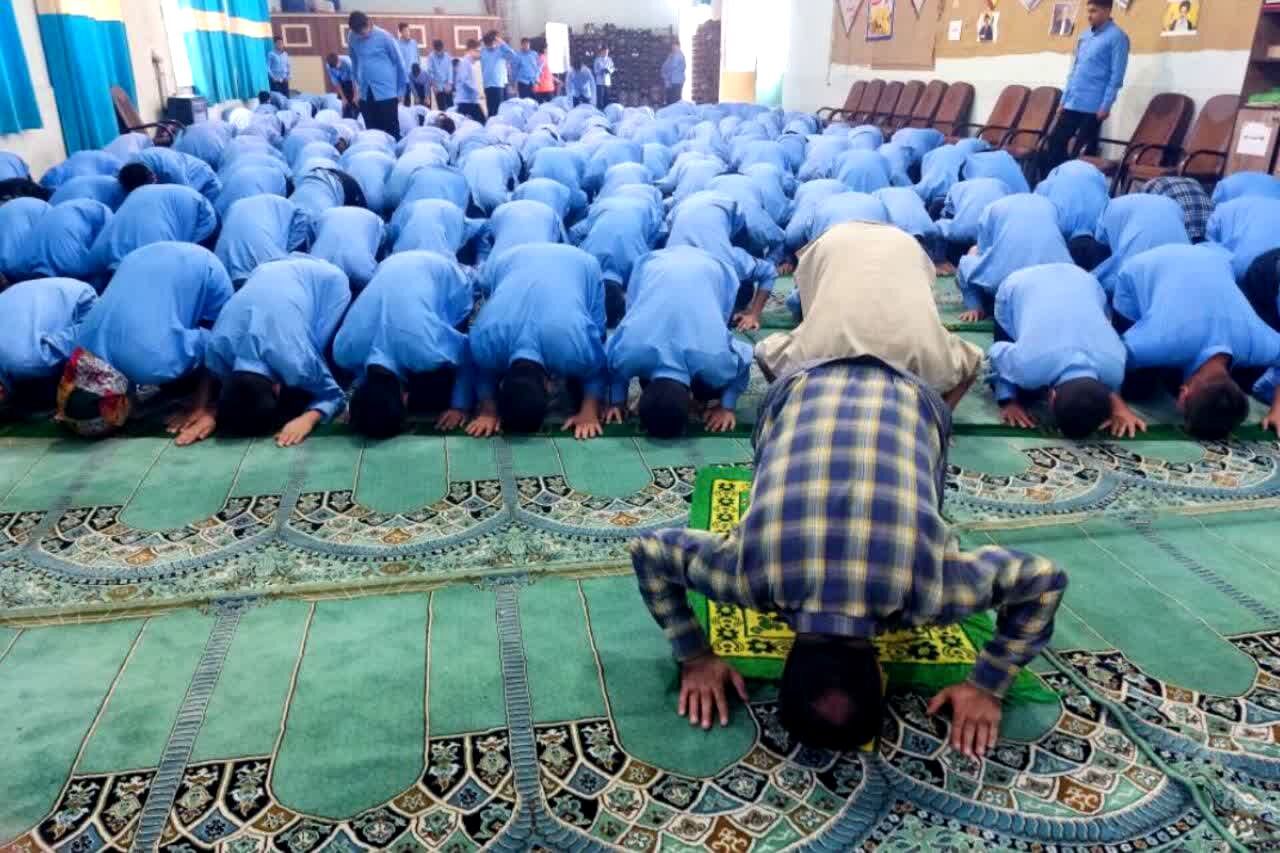 اولین نمازجماعت مدرسه امین بکایی ناحیه ۴شیراز 