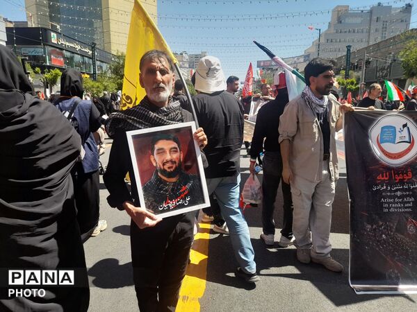 برافراشتن پرچم های خونخواهی و یالثارت الخامنه ای توسط مردم همیشه در صحنه مشهد مقدس 