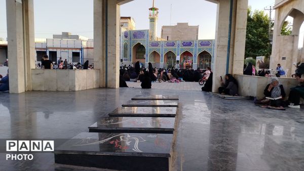 زمزمه دعای عرفه در جوار پنج شهید گمنام بلوار گلها نیشابور 