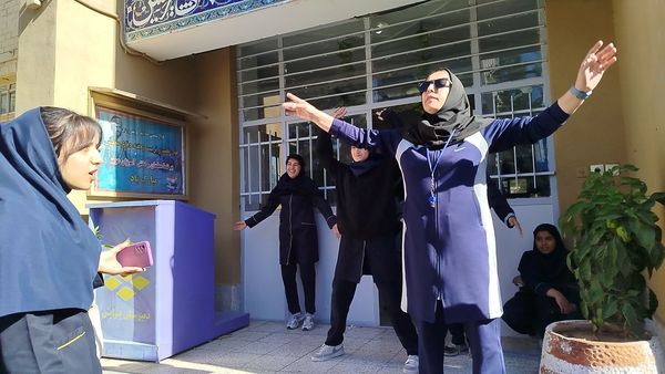 مسابقات ورزشی به مناسبت هفته بهداشت و روان در دبیرستان پیرایش یک