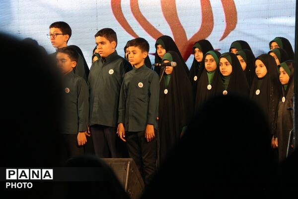 اهتزاز پرچم سه‌رنگ جمهوری اسلامی ایران در میدان امام حسین یزد 