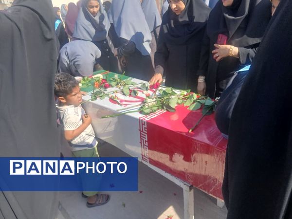 مراسم تشییع شهید گمنام در دبیرستان فرزانگان میناب