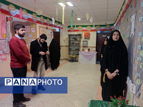 برپایی نمایشگاه مدرسه انقلاب در دبیرستان پروین اعتصامی حاجی‌آباد