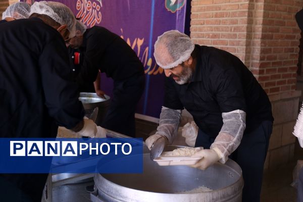  پخش 8600 غذای گرم با همت مرکز نیکوکاری شهید مهدی باکری و موسسه نذرواره در تبریز