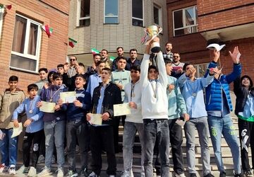 جام قهرمانی والیبال بر دستان دانش‌آموزان مدرسه انصارالمهدی