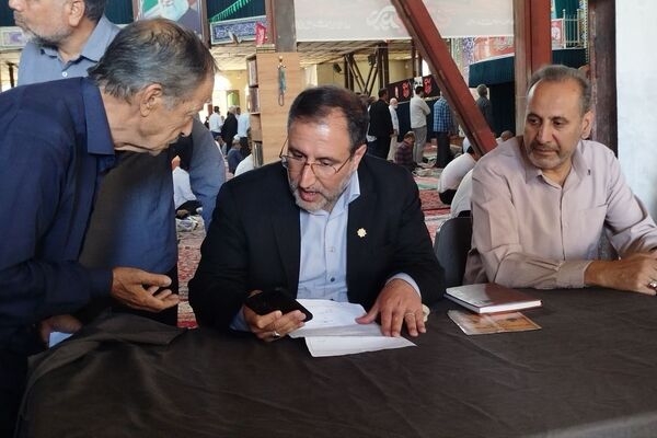 برپایی میز خدمت با حضور مسئولان دستگاه‌های اجرایی شهرستان ملایر 