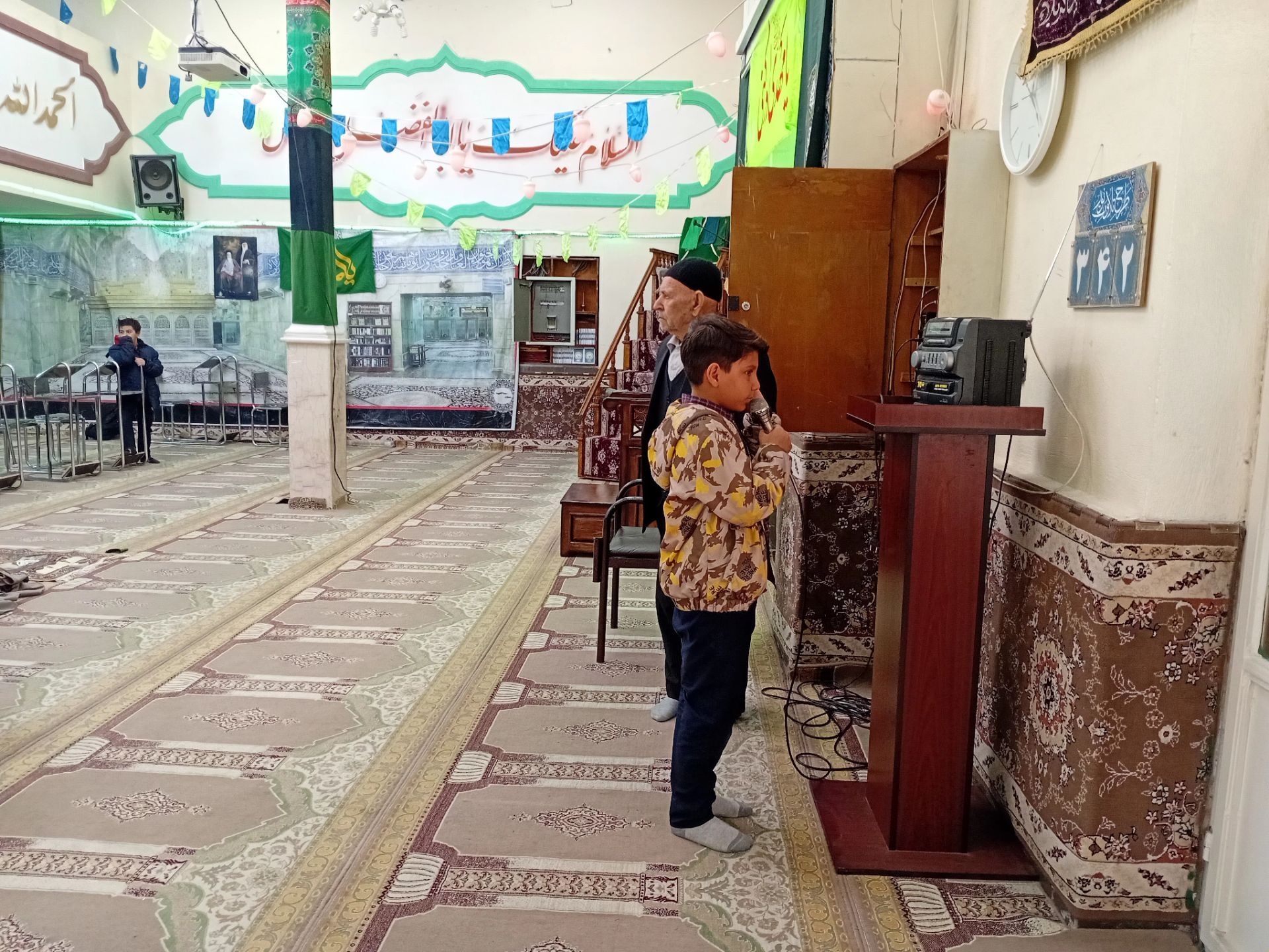 اقامه نماز جماعت ظهر توسط دانش آموزان مدرسه شهید نوروز علی حسینی 