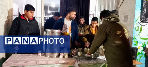 میزبانی دبیرستان سمیه از مردم به‌مناسبت ایام فاطمیه