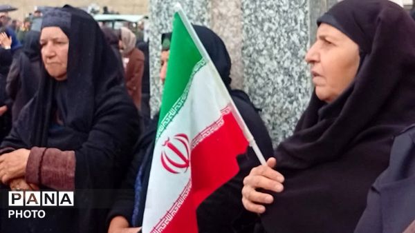  حضور پر شور بانوان در مراسم تدفین شهیده یکتا امیریان در یاسوج