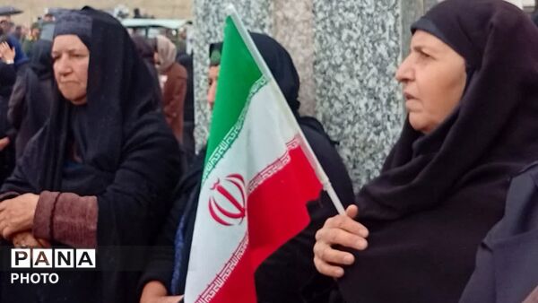  حضور پر شور بانوان در مراسم تدفین شهیده یکتا امیریان در یاسوج