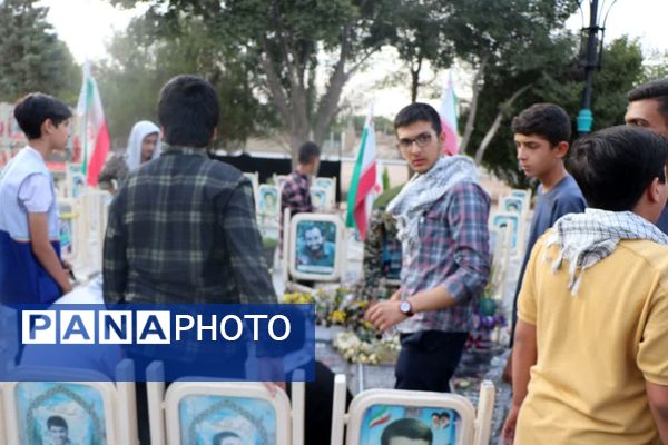 پویندگان پسر دوره ولایت (ایرانیوم ) در گلستان شهدای اصفهان 