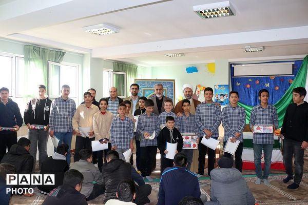 تجلیل از دانش‌آموزان برتر علمی و ورزشی مدرسه ولایت به مناسبت هفته امور‌تربیتی