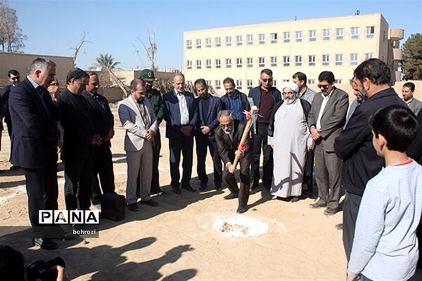 کلنگ زنی مجتمع آموزشی توحید در شهر بفروئیه میبد