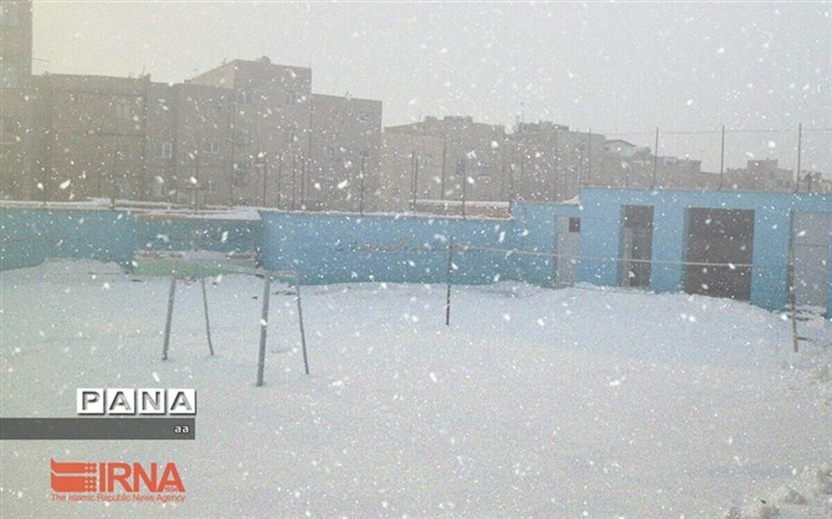 بارش برف و برودت هوا مدارس ازنا و الیگودرز را تعطیل کرد