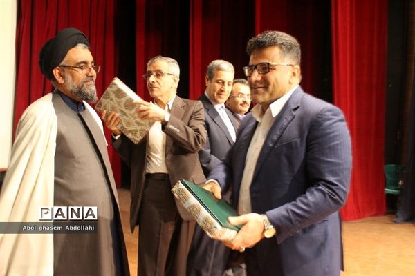 تقدیر از برگزیدگان و فعالان پنجمین اجلاس نماز در بوشهر