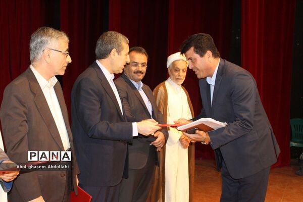 تقدیر از برگزیدگان و فعالان پنجمین اجلاس نماز در بوشهر