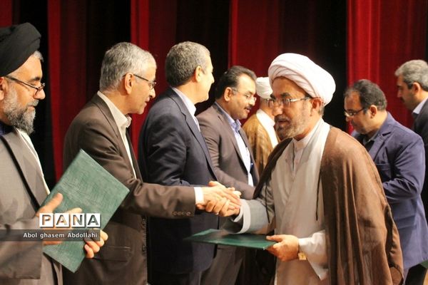 تقدیر از برگزیدگان و فعالان پنجمین اجلاس نماز در بوشهر