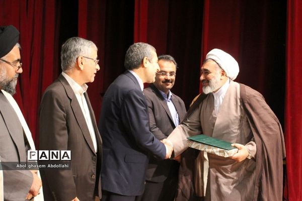 تقدیر از برگزیدگان و فعالان پنجمین اجلاس نماز در بوشهر