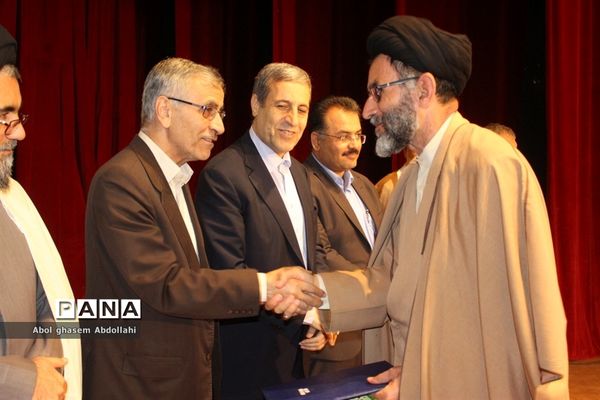 تقدیر از برگزیدگان و فعالان پنجمین اجلاس نماز در بوشهر