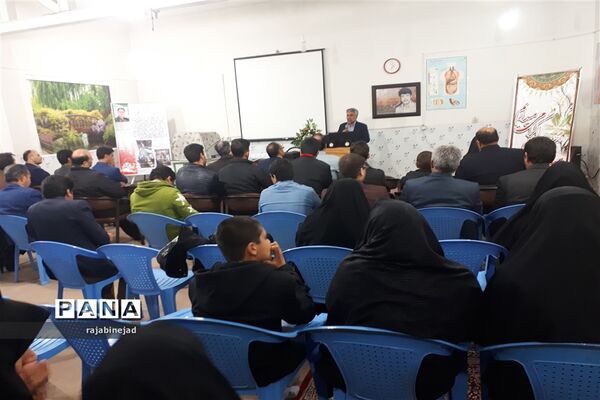 تجلیل ازدانش آموزان پژوهشگرابرکوه