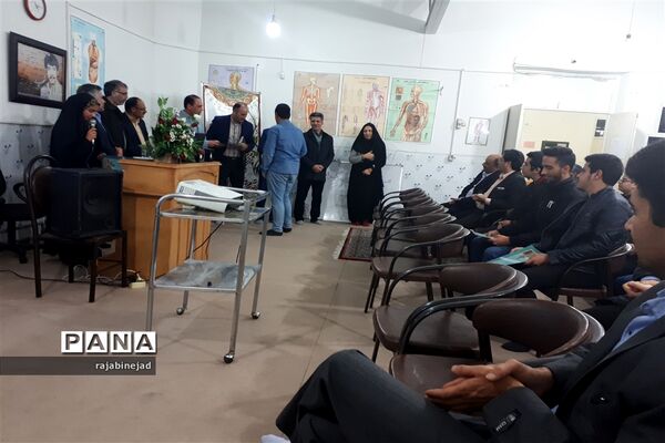 تجلیل ازدانش آموزان پژوهشگرابرکوه