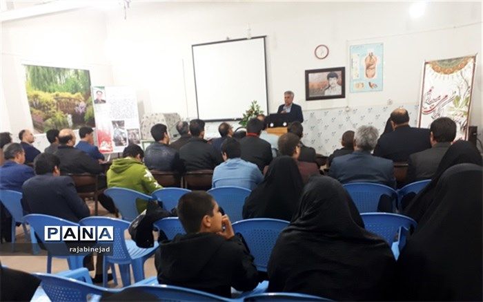 دانش آموزان پژوهشگر ابرکوه تجلیل شدند