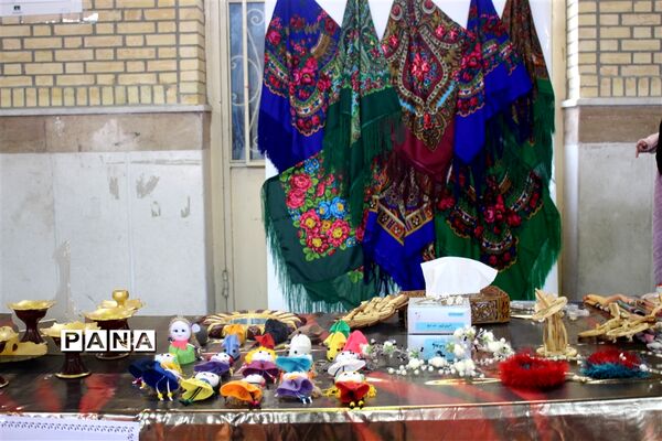 نمایشگاه صنایع دستی و دست ساخته های سواد آموزان