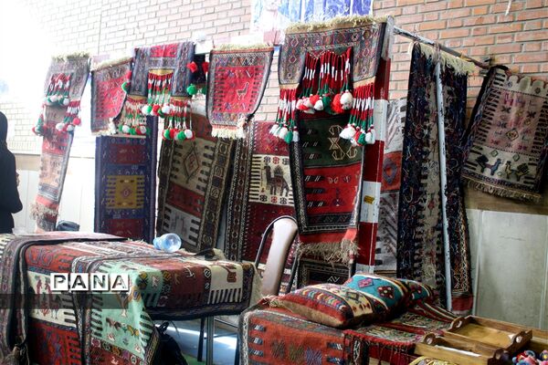 نمایشگاه صنایع دستی و دست ساخته های سواد آموزان
