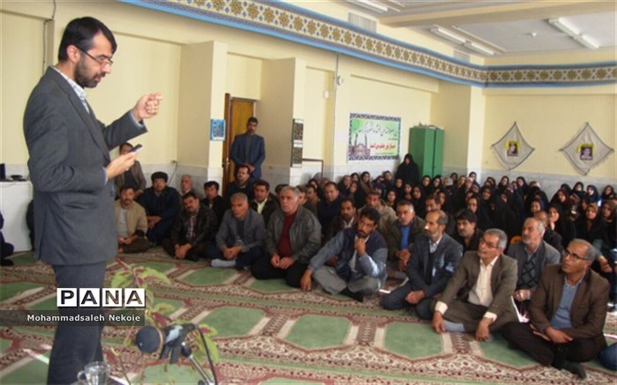 دومین کارگاه پیشگیری از آسیب های فضای مجازی در دبیرستان معارف سامان