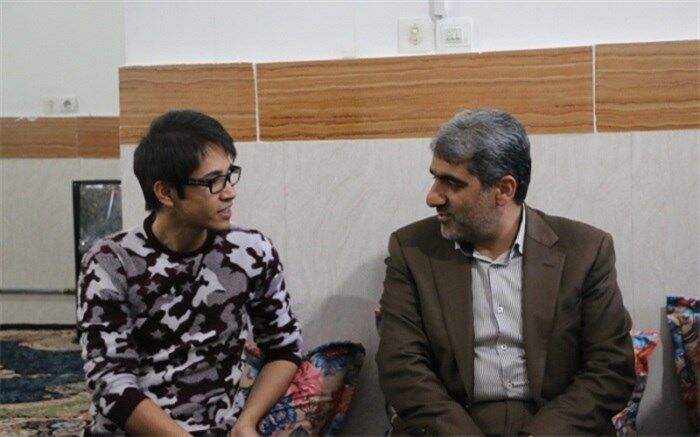 دیدار با مدافعان حرم تداعی  کننده خاطرات ایثارگری ها و ادامه راه شهدا و جانبازان است