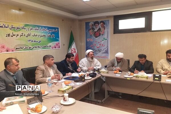 نشست صمیمی اصحاب فرهنگ و هنرشهرستان اسلامشهر با فرماندار