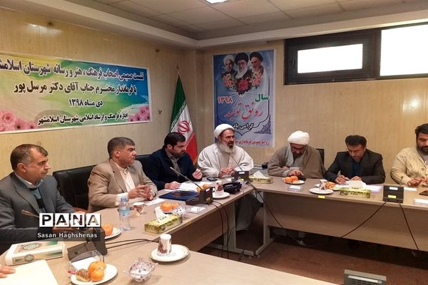 نشست صمیمی اصحاب فرهنگ و هنرشهرستان اسلامشهر با فرماندار