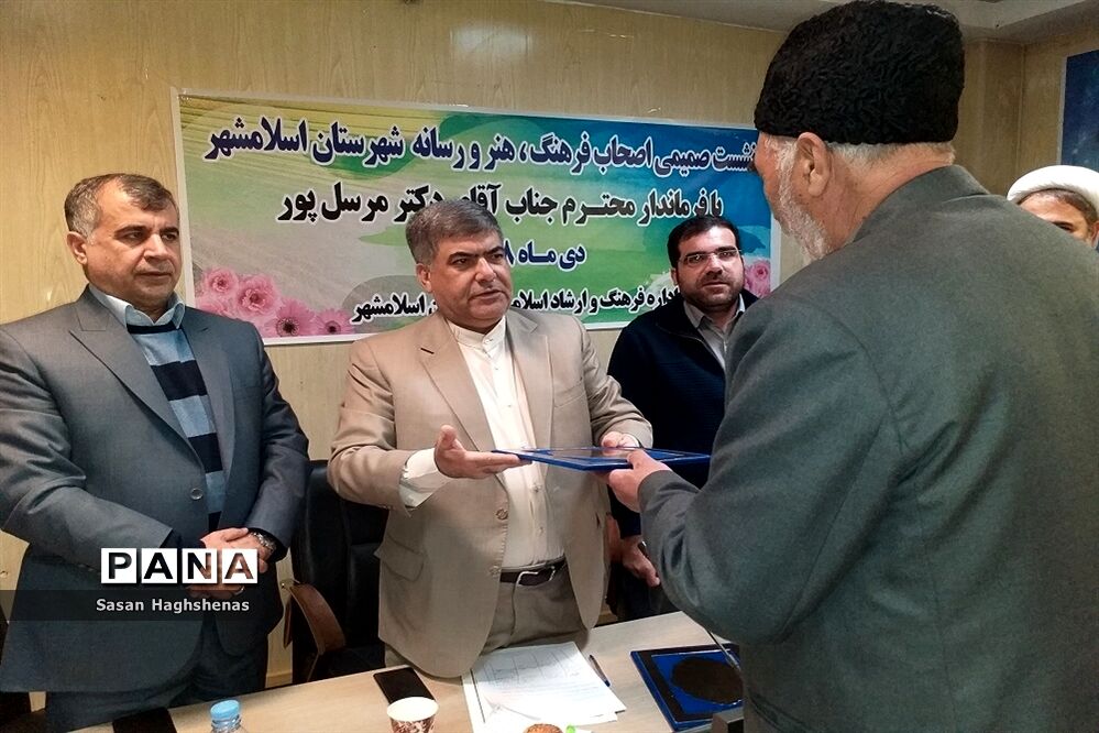 نشست صمیمی اصحاب فرهنگ و هنرشهرستان اسلامشهر با فرماندار