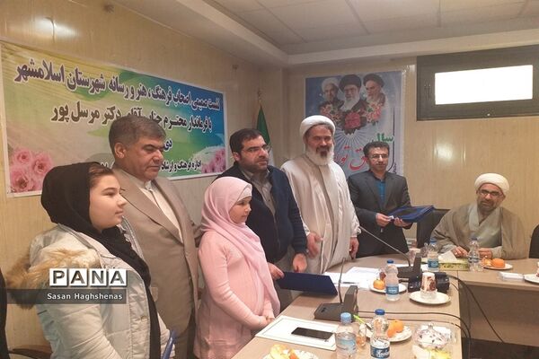 نشست صمیمی اصحاب فرهنگ و هنرشهرستان اسلامشهر با فرماندار