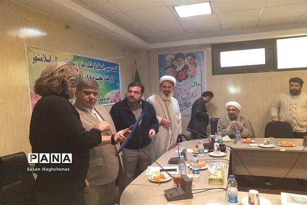 نشست صمیمی اصحاب فرهنگ و هنرشهرستان اسلامشهر با فرماندار