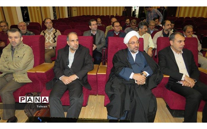 جلسه شورای اداری، با هدف آموزش آیین نامه اجرایی رسیدگی به تخلفات اداری در منطقه 18