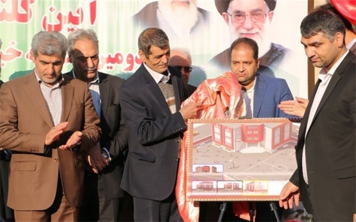کلنگ خیر مدرسه ساز،  دکتر فرهاد نگهبان در گرمدره کرج به زمین خورد