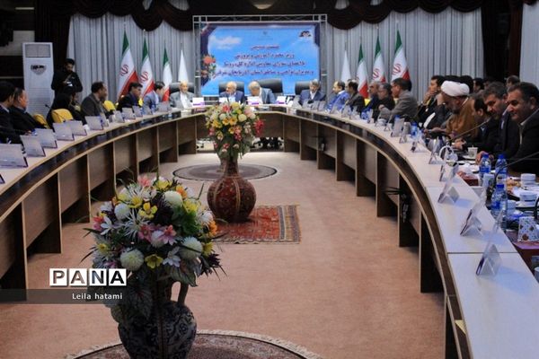 نشست صمیمی وزیر آموزش و پرورش با اعضای شورای معاونان اداره‌کل و مدیران آذربایجان شرقی