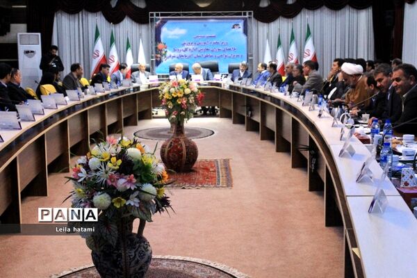 نشست صمیمی وزیر آموزش و پرورش با اعضای شورای معاونان اداره‌کل و مدیران آذربایجان شرقی