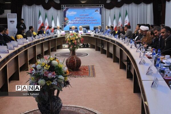 نشست صمیمی وزیر آموزش و پرورش با اعضای شورای معاونان اداره‌کل و مدیران آذربایجان شرقی