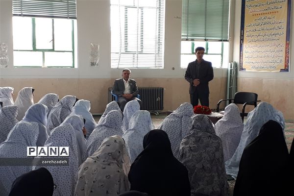 تجلیل  از فعالان نماز جماعت در دبیرستان عصمت ابرکوه