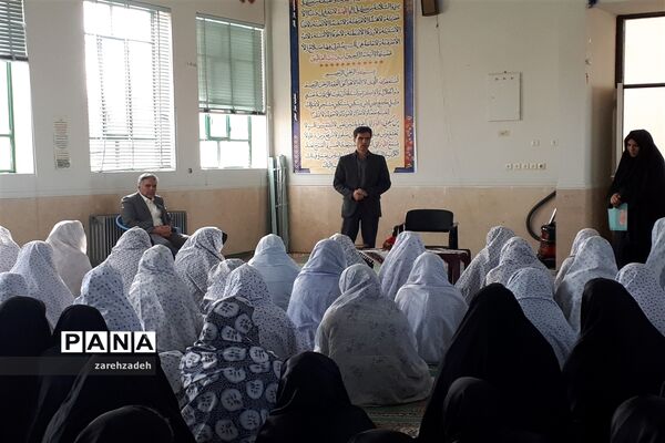 تجلیل  از فعالان نماز جماعت در دبیرستان عصمت ابرکوه