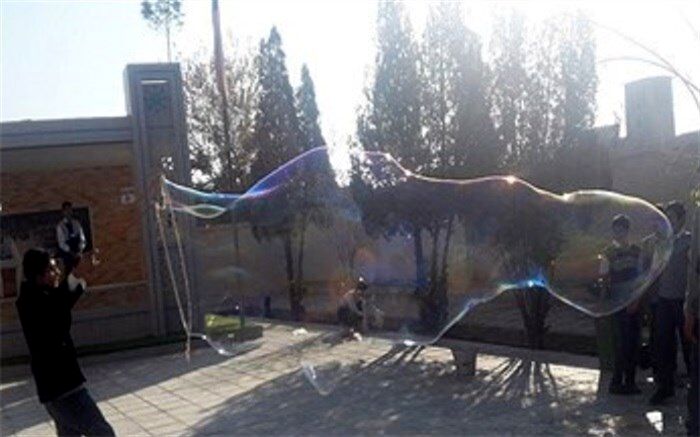 ساخت حباب های غول پیکر در میبد